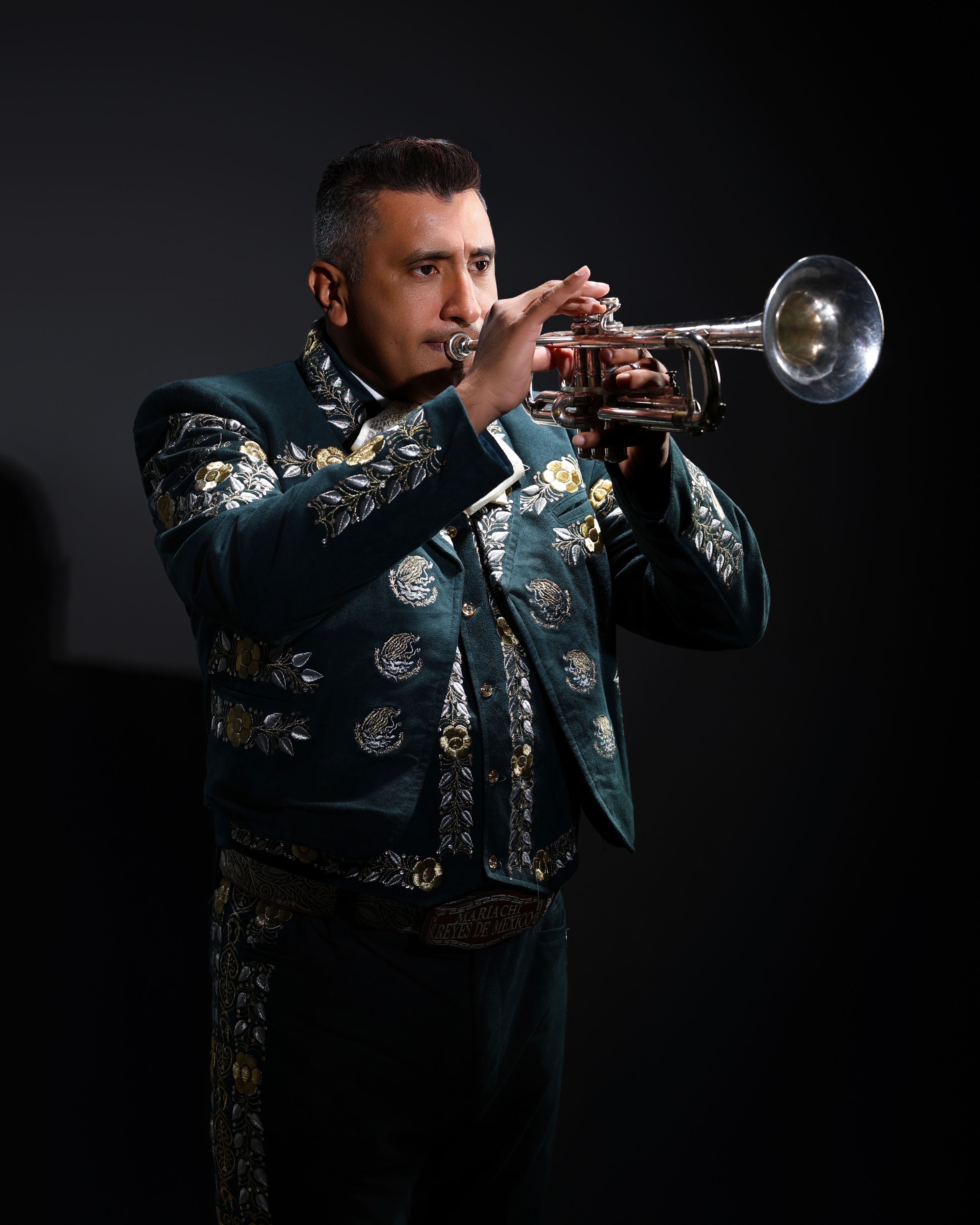 Instrumentos de mariachi: guitarrón y vihuela.