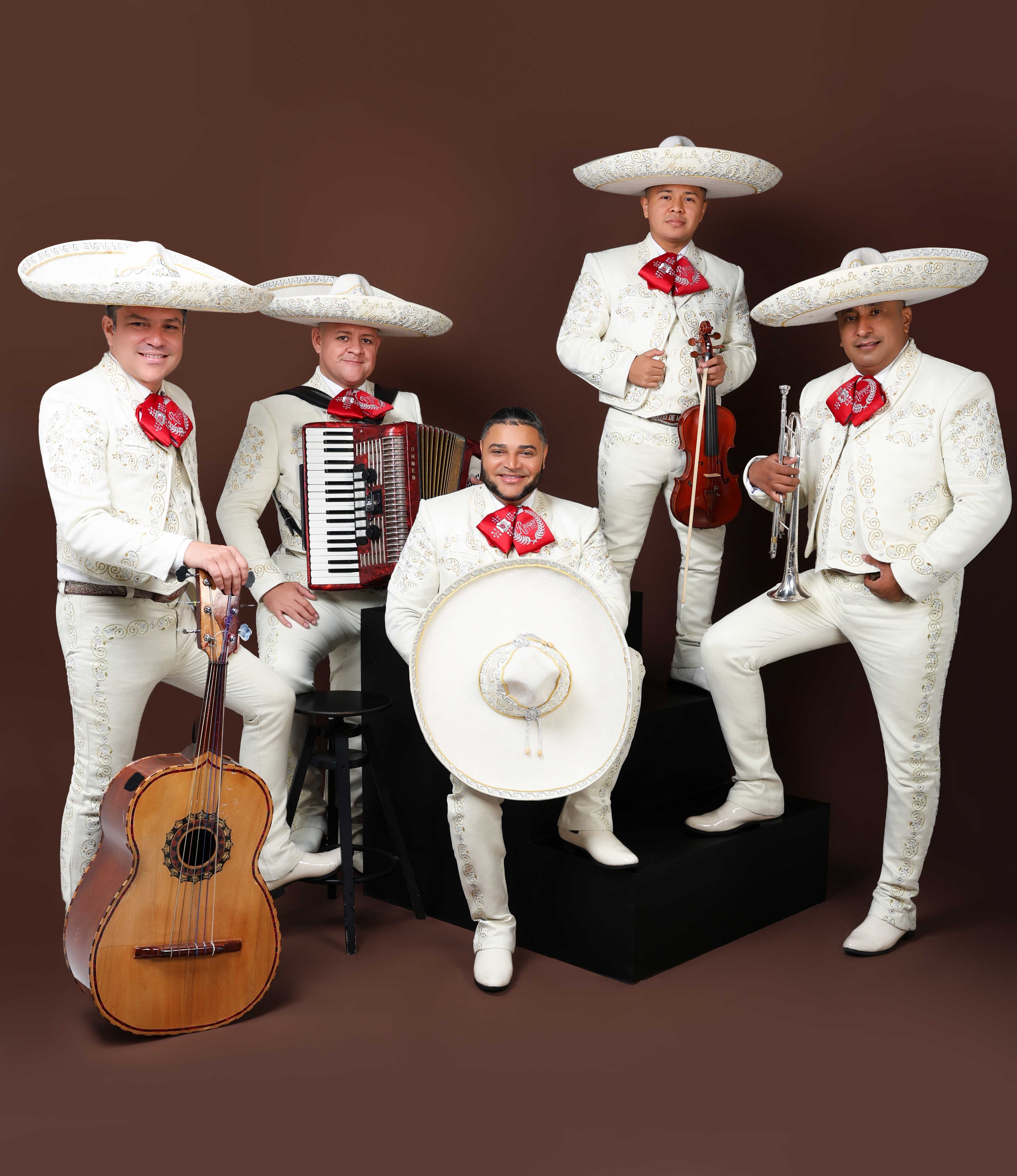 Mariachi Reyes de México en elegante foto de grupo.